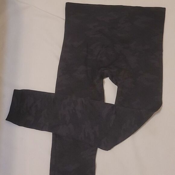 SPANX Pants - SPANX look at me now camo seamless leggings xl